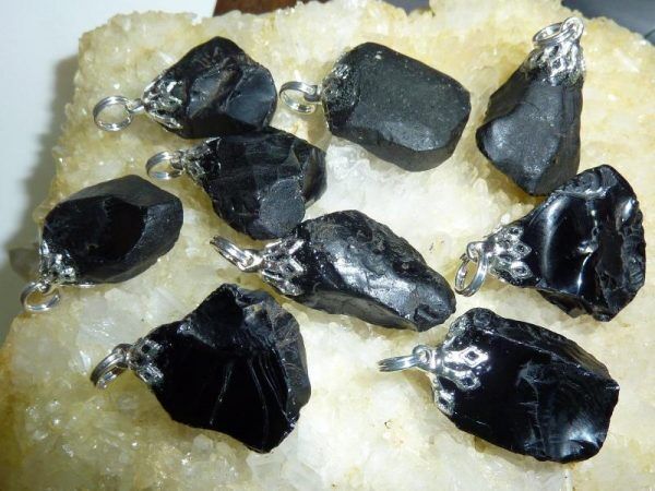 Pendentif puissante protection: spinelle noir a l'unité RARE