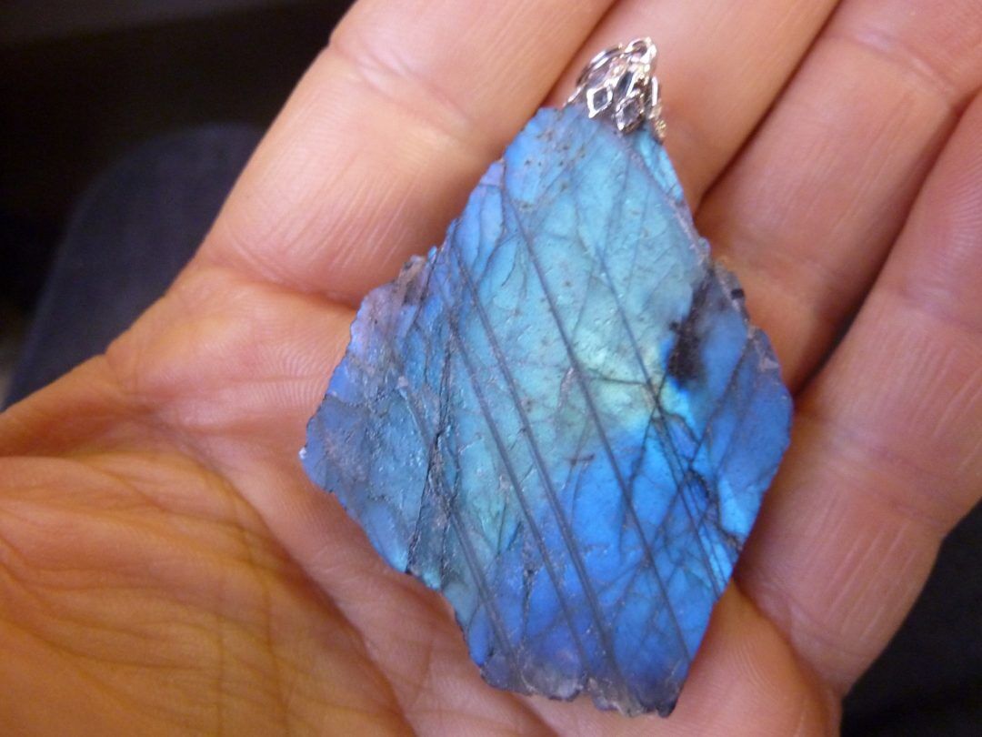 PENDENTIF PROTECTION EN LABRADORITE BRUT 28,4 gr ref 9657