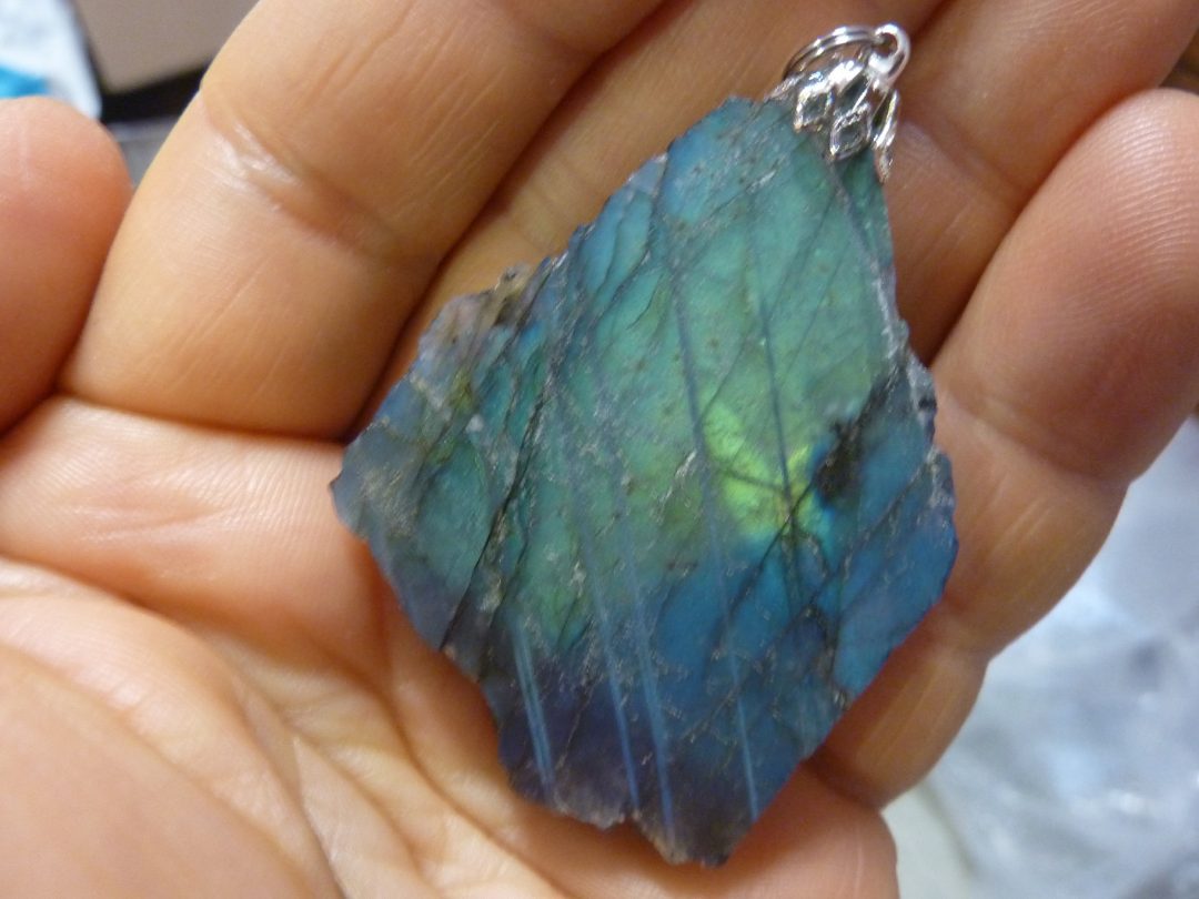 PENDENTIF PROTECTION EN LABRADORITE BRUT 28,4 gr ref 9657