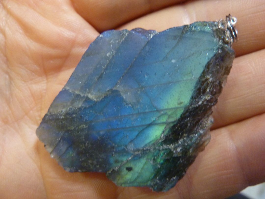 PENDENTIF PROTECTION EN LABRADORITE BRUT 28,4 gr ref 9657