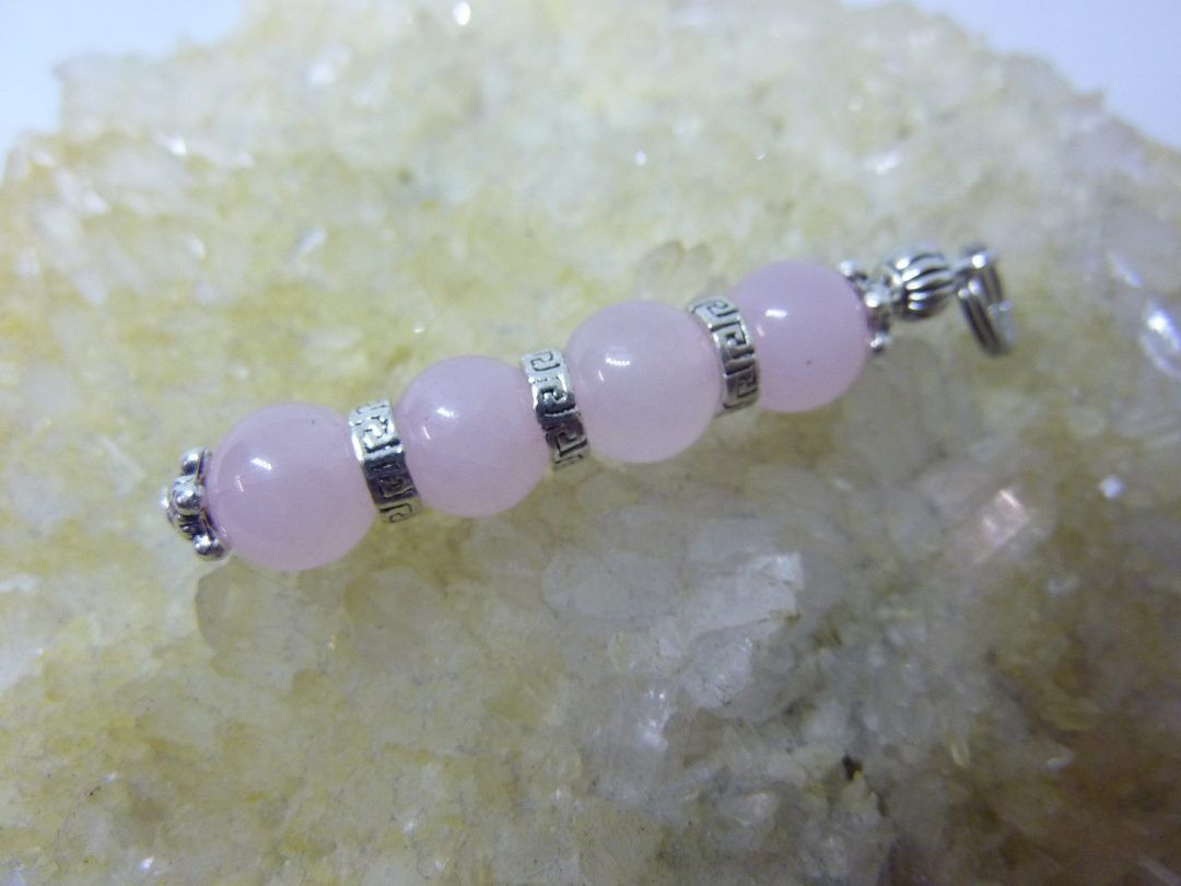 PENDENTIF QUARTZ ROSE PERLES RONDES 8 MM