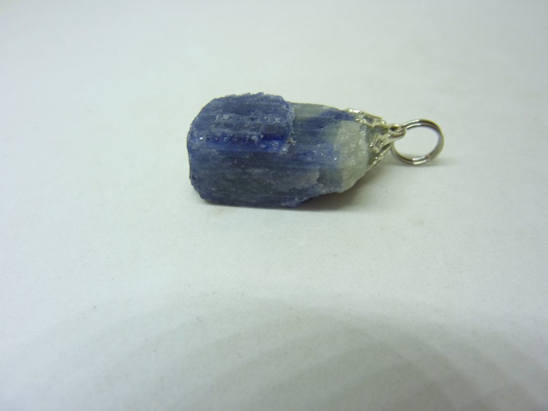 Pendentif Saphir brut 10,3 gr ref 1307