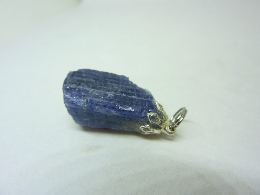 Pendentif Saphir brut 10,3 gr ref 1307