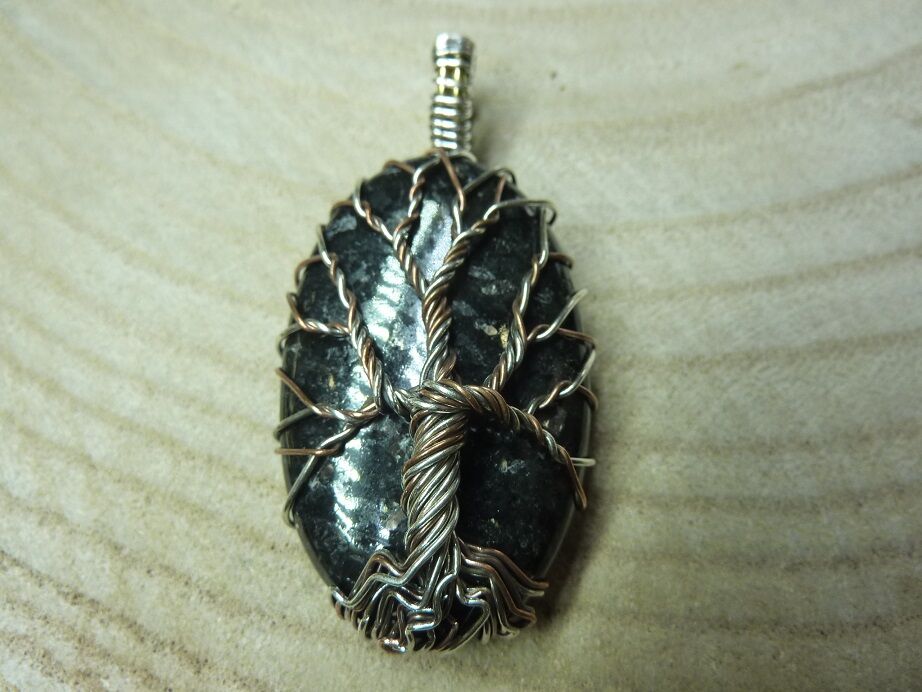 Pendentif Nuummite-Arbre de vie monture cuivre Rare ref 5843