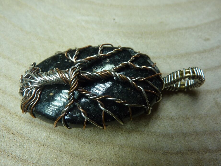 Pendentif Nuummite-Arbre de vie monture cuivre Rare ref 5843