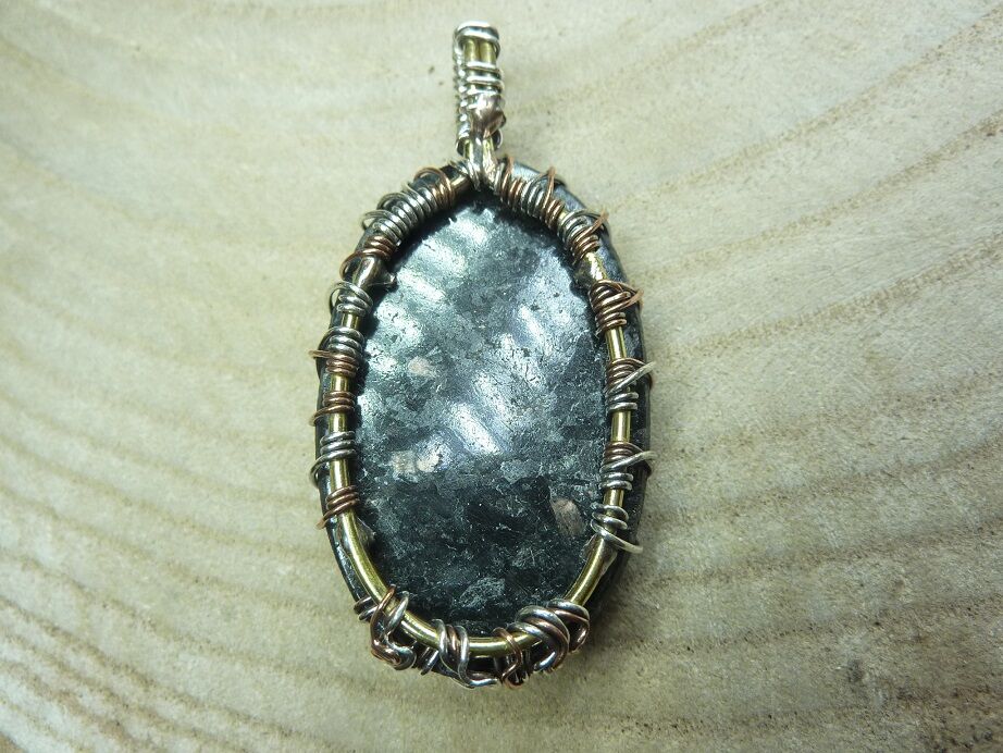 Pendentif Nuummite-Arbre de vie monture cuivre Rare ref 5843