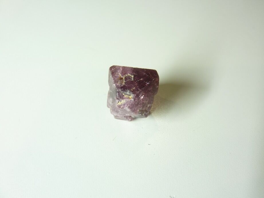 Spinelle violet brut gemme 2,6 gr 13 carats pierre rare et exceptionnelle