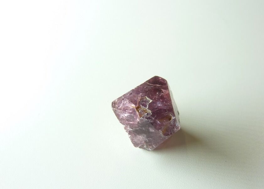 Spinelle violet brut gemme 2,6 gr 13 carats pierre rare et exceptionnelle