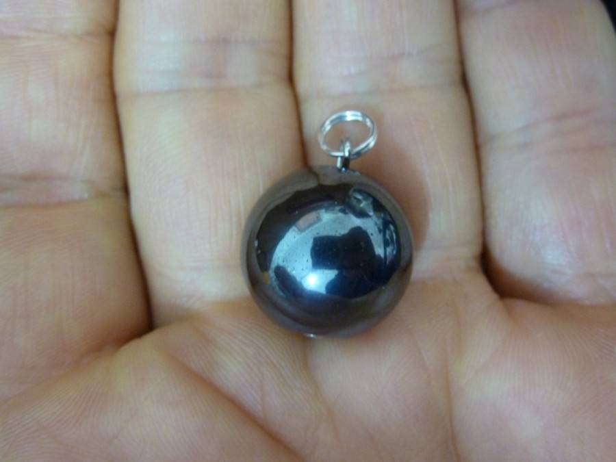 PENDENTIF SPHERE EN HEMATITE CHROMEE 1,6 cm de diametre