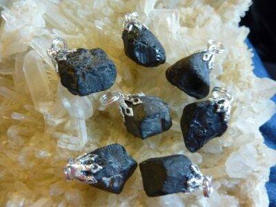 PENDENTIF PUISSANTE PROTECTION: SPINELLE NOIR RARE