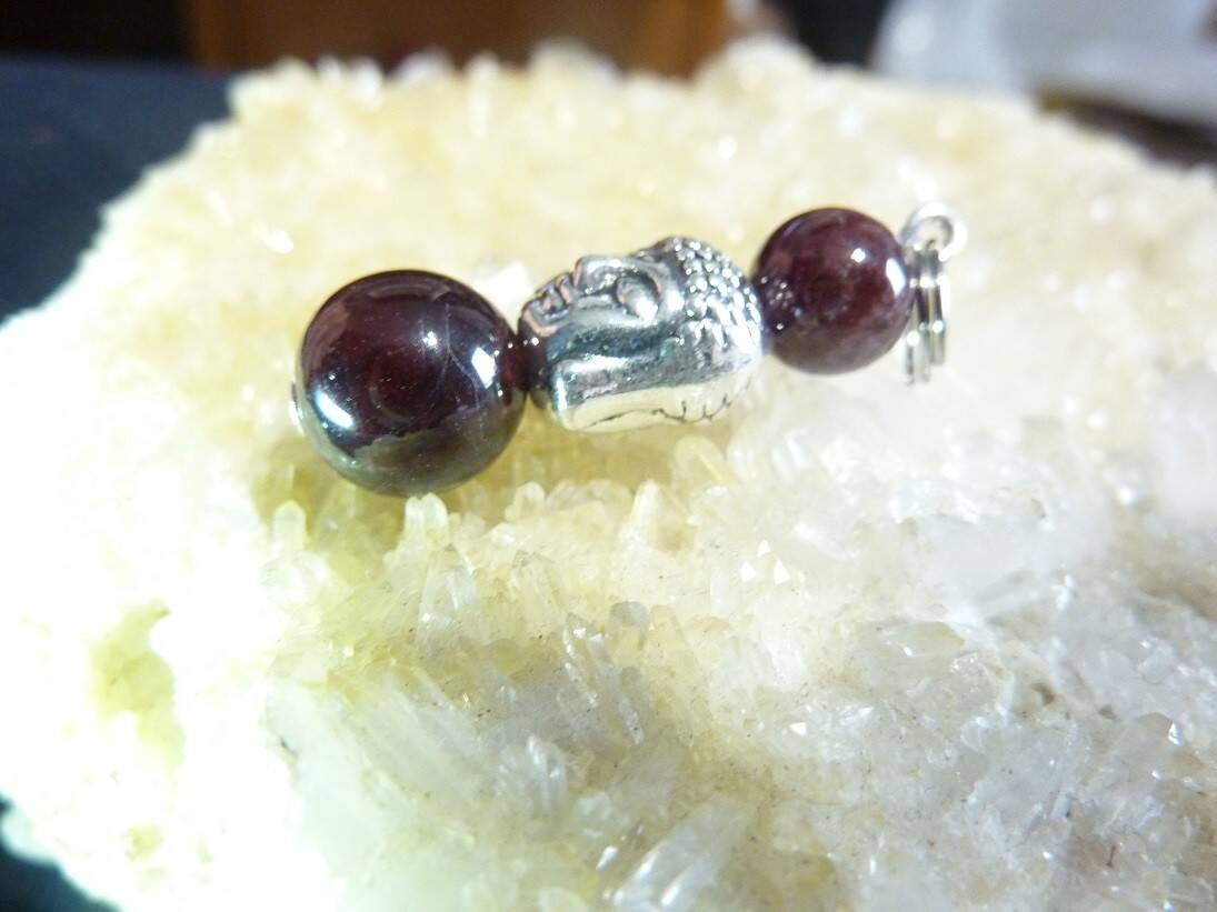 PENDENTIF BOUDDHA GRENAT ALMANDIN PERLE RONDE 10-8 MM – Image 2