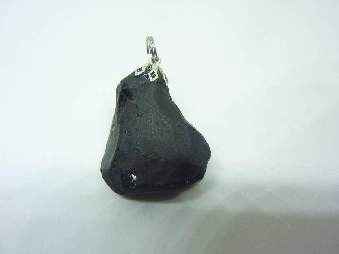 Pendentif protection Spinelle noir 18,7 gr ref 6202