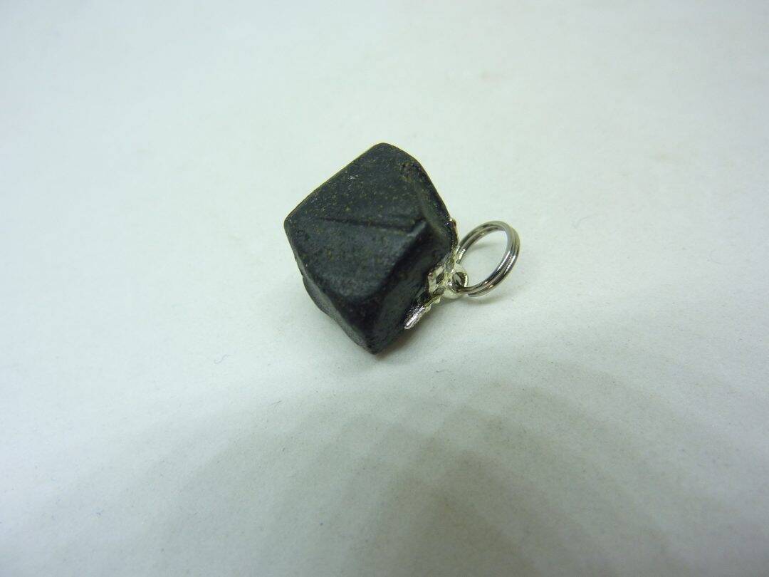 PENDENTIF SPINELLE NOIRE Octaèdre 4,5 gr rare ! Ref 8958