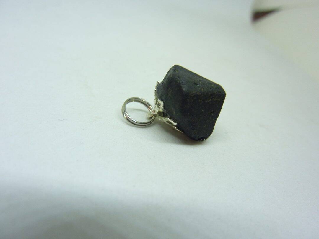 PENDENTIF SPINELLE NOIRE Octaèdre 4,5 gr rare ! Ref 8958