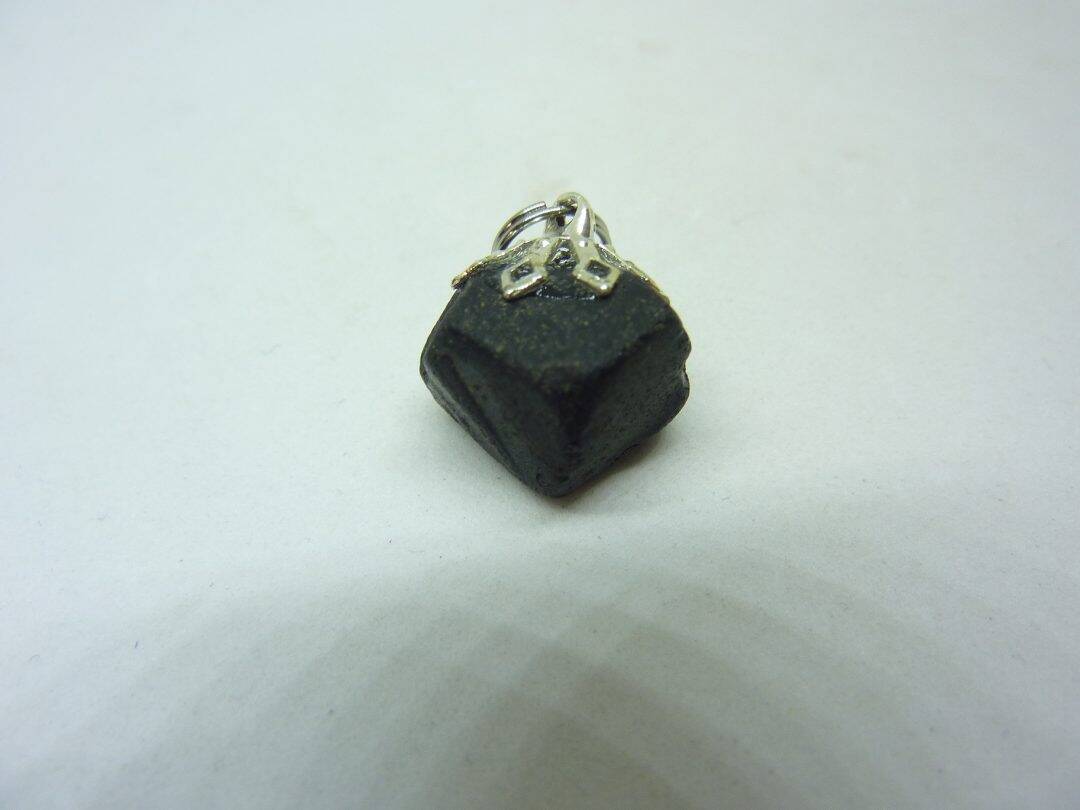 PENDENTIF SPINELLE NOIRE Octaèdre 4,5 gr rare ! Ref 8958
