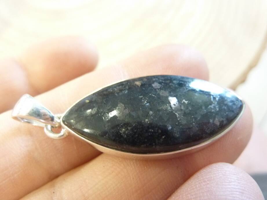 Pendentif Nuummite Véritable monture argent 925 Rare ref 5163
