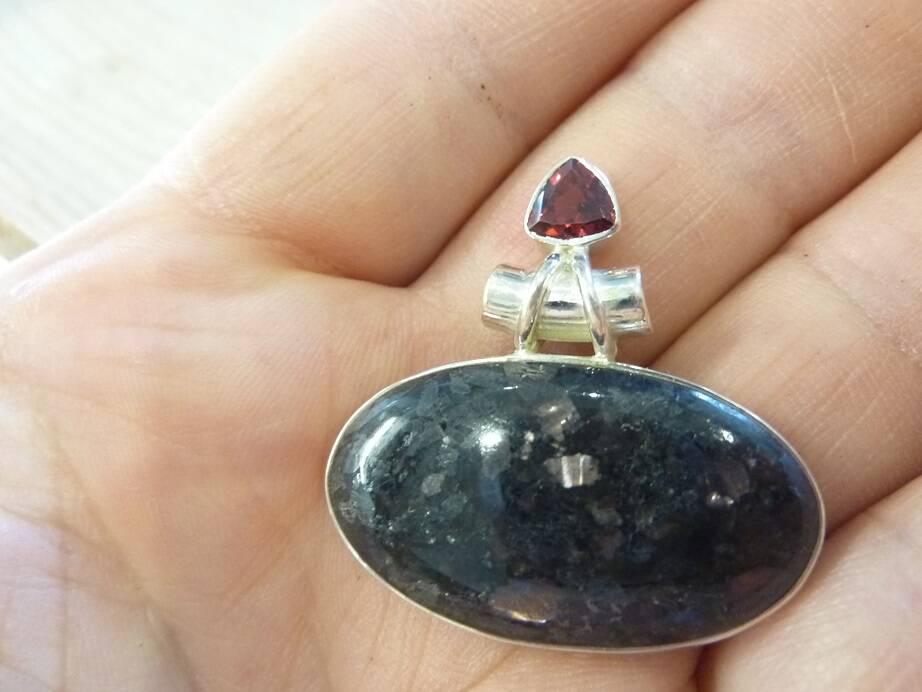 Pendentif Nuummite Véritable et grenat monture argent 925 Rare ref 5141