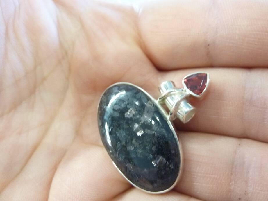 Pendentif Nuummite Véritable et grenat monture argent 925 Rare ref 5141