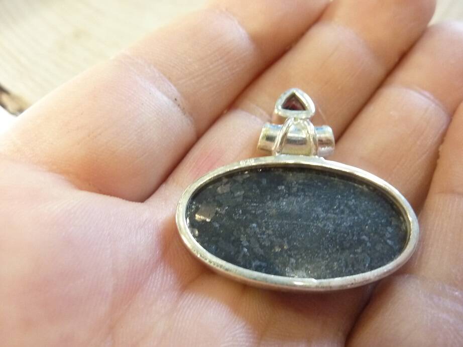 Pendentif Nuummite Véritable et grenat monture argent 925 Rare ref 5141
