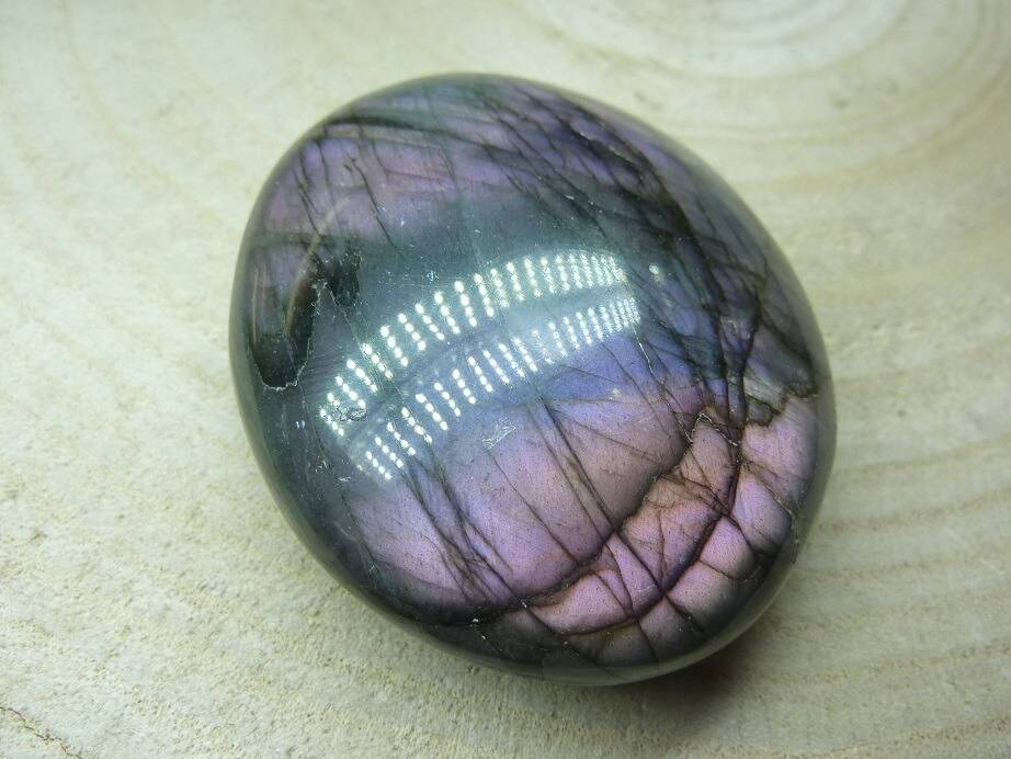 Galet Labradorite violet 90,7 g réf 0726