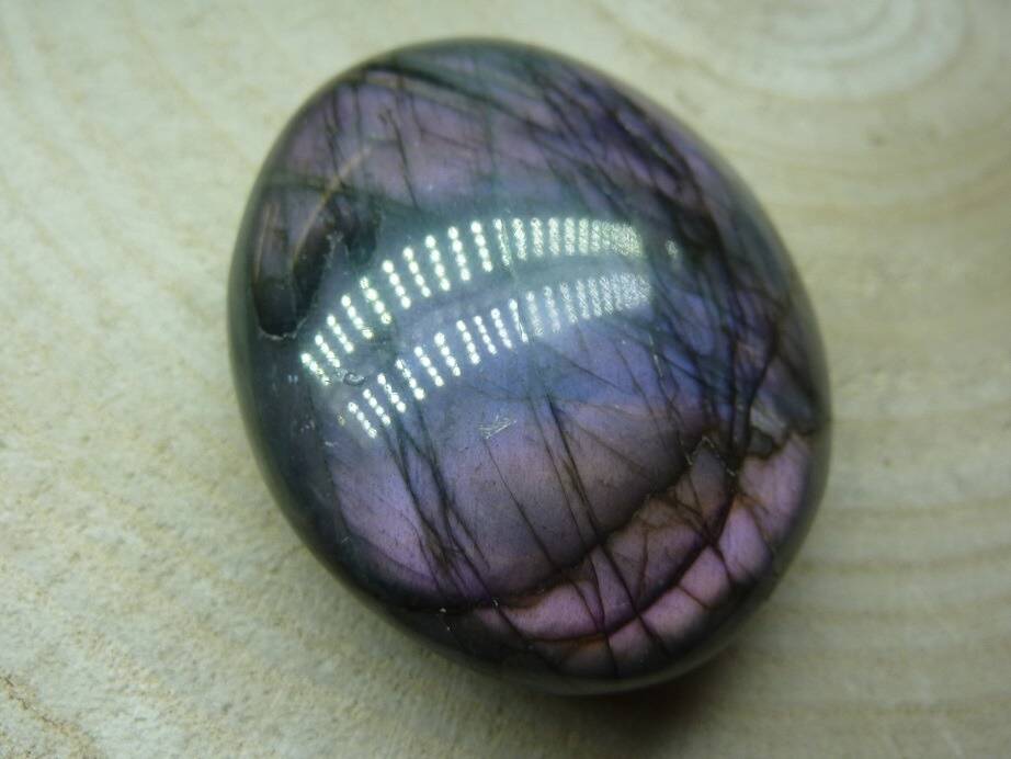 Galet Labradorite violet 90,7 g réf 0726