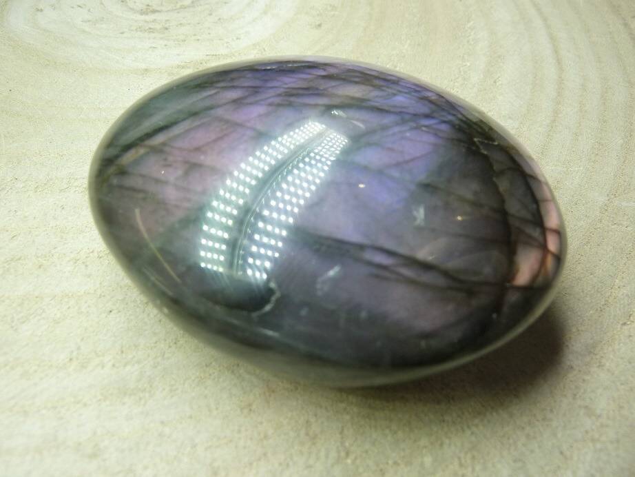 Galet Labradorite violet 90,7 g réf 0726