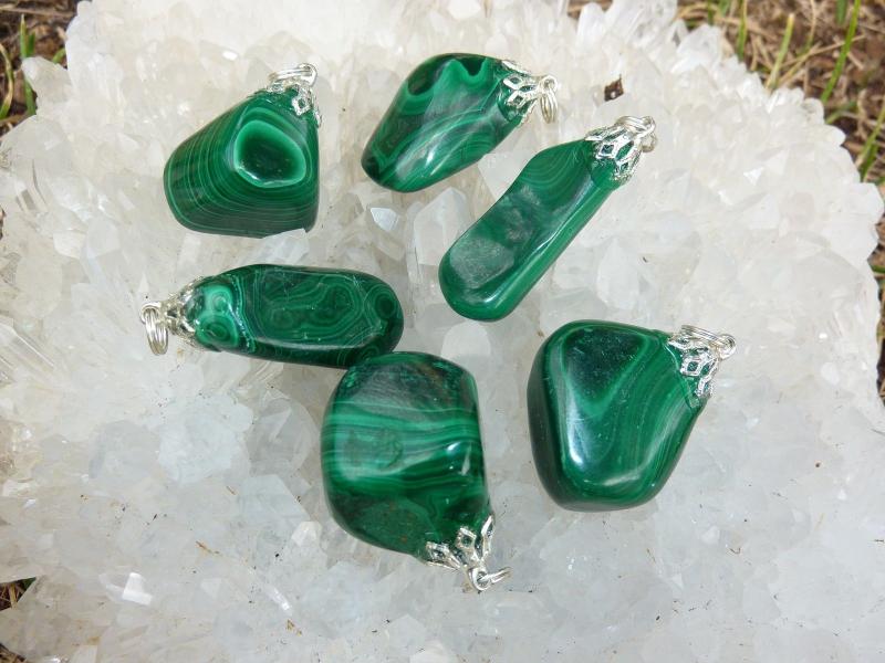 Pendentif pierres naturelles en malachite 20-30 mm à l'unité