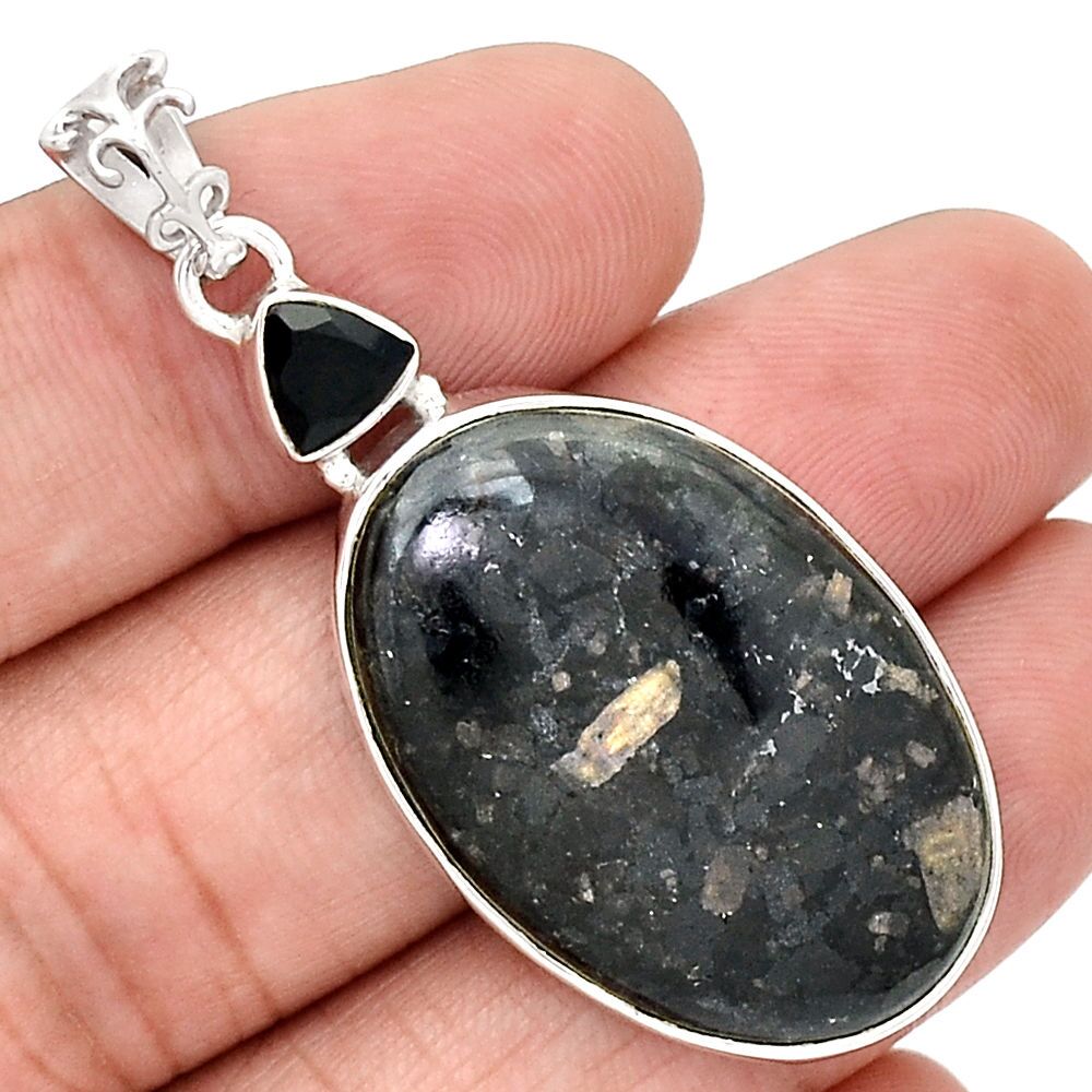 PENDENTIF NUUMMITE ET TOURMALINE NOIRE MONTURE ARGENT RARE ref 4463