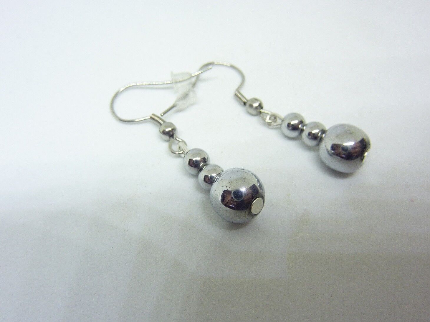 Boucles d'oreilles Hématite Perles rondes 8-4 mm L 3,5 cm – Image 2