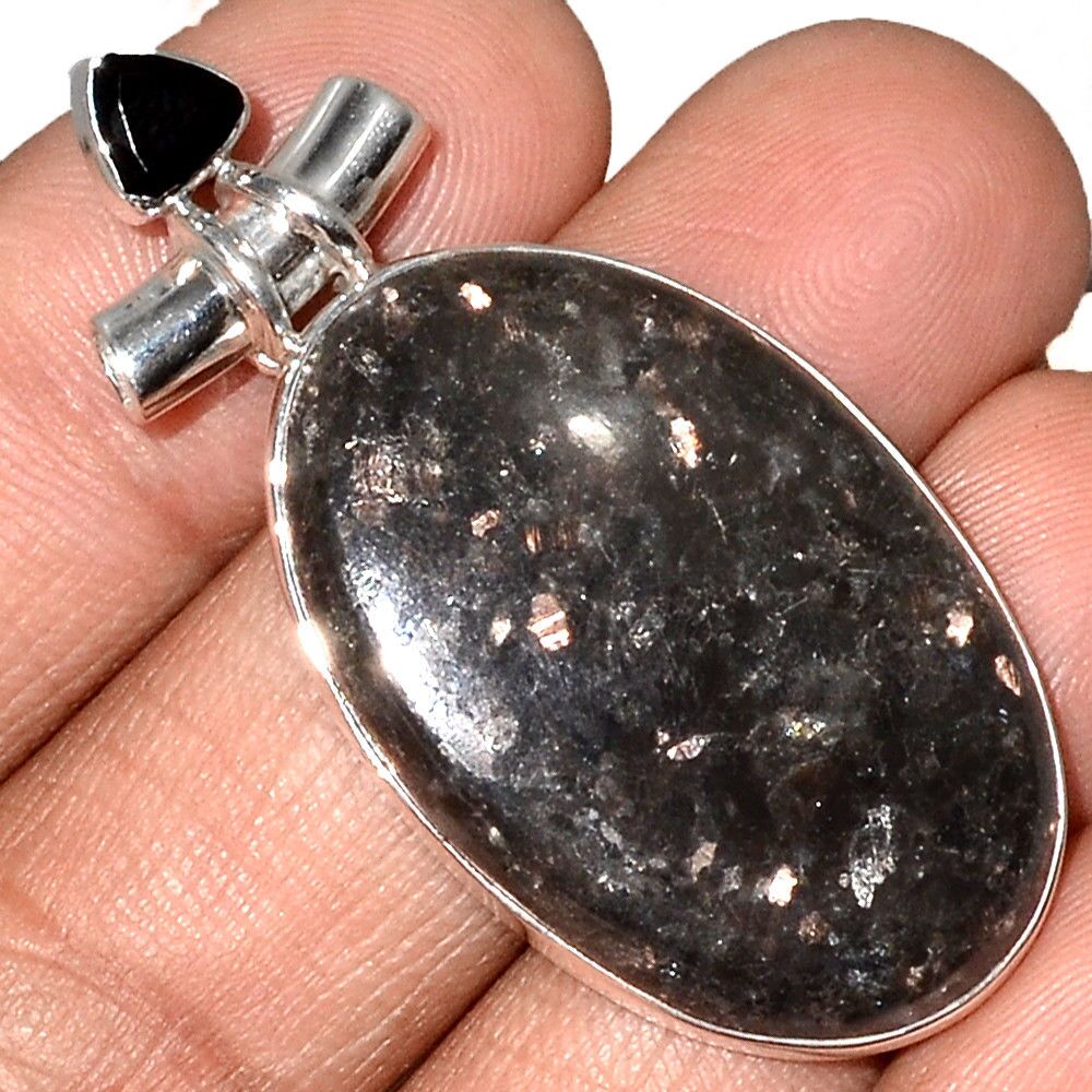 Pendentif Nuummite Véritable et spinelle noir monture argent 925 Rare ref 3578
