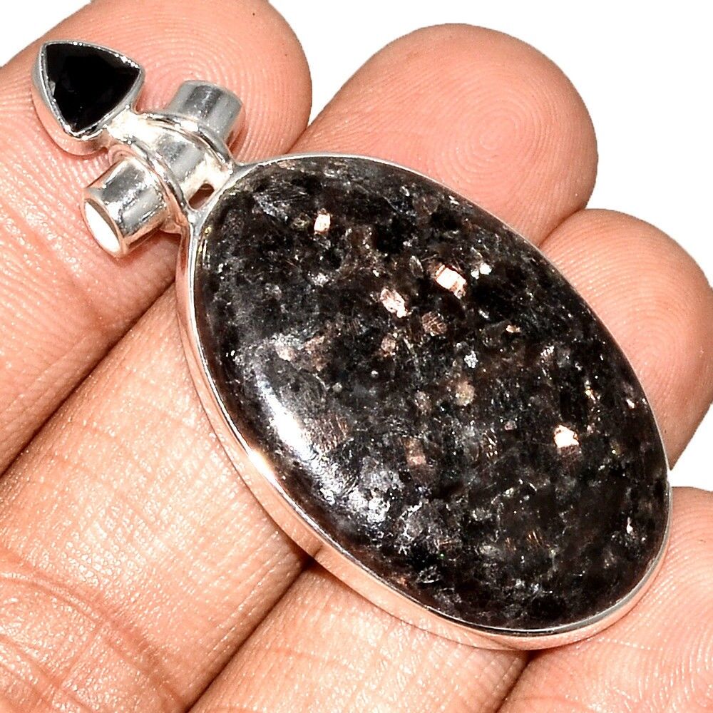 Pendentif Nuummite Véritable et spinelle noir monture argent 925 Rare ref 3817