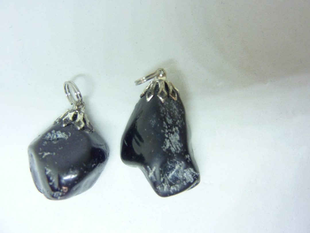 LOT DE 2 PENDENTIF PROTECTION SPINELLE NOIRE 9,4 et 8,3 gr REF 5974