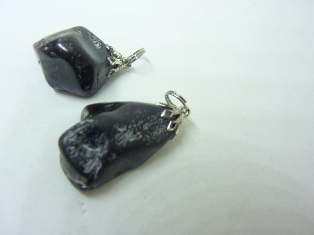LOT DE 2 PENDENTIF PROTECTION SPINELLE NOIRE 9,4 et 8,3 gr REF 5974