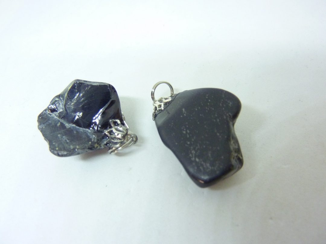 LOT DE 2 PENDENTIF PROTECTION SPINELLE NOIRE 9,4 et 8,3 gr REF 5974