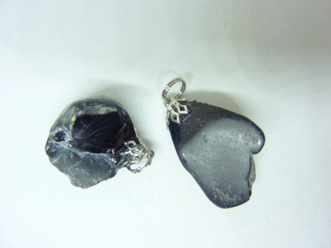 LOT DE 2 PENDENTIF PROTECTION SPINELLE NOIRE 9,4 et 8,3 gr REF 5974