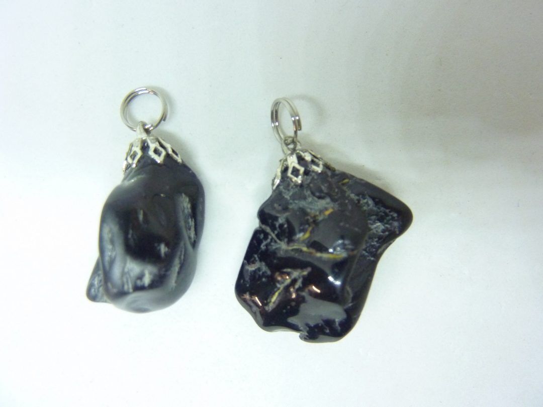 LOT DE 2 PENDENTIF PROTECTION SPINELLE NOIRE 9 et 8 gr REF 9066