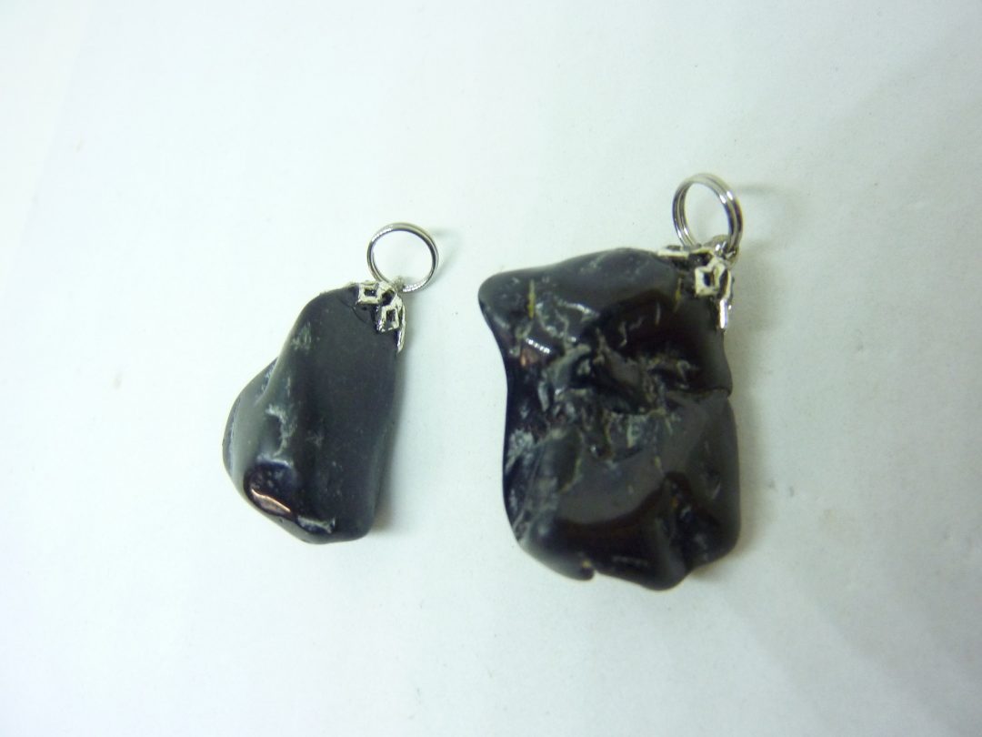 LOT DE 2 PENDENTIF PROTECTION SPINELLE NOIRE 9 et 8 gr REF 9066