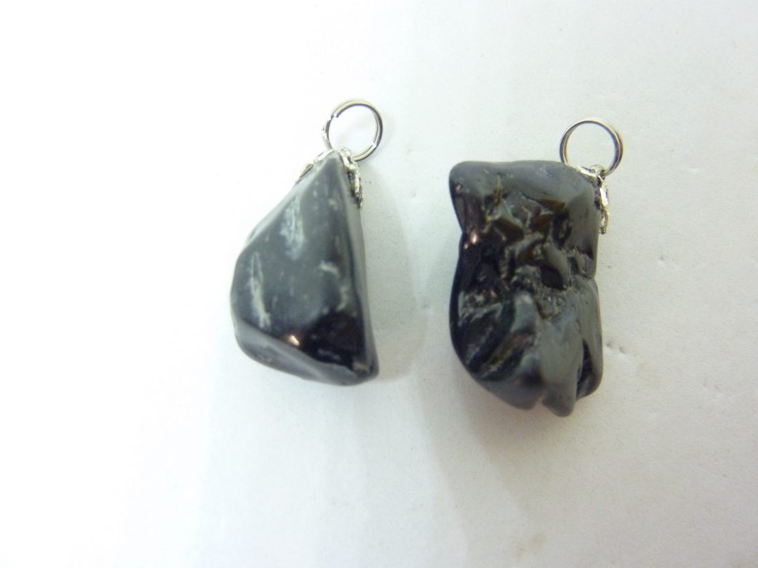 LOT DE 2 PENDENTIF PROTECTION SPINELLE NOIRE 9 et 8 gr REF 9066