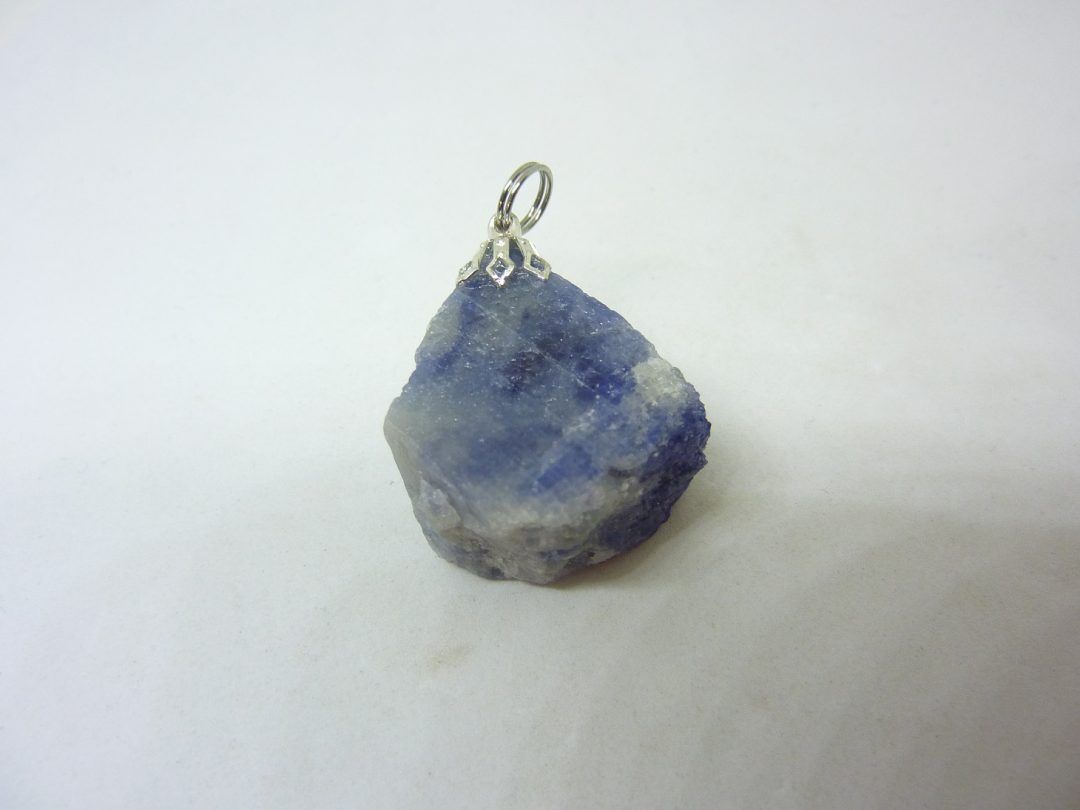 Pendentif Saphir brut 21,7 gr ref 3012