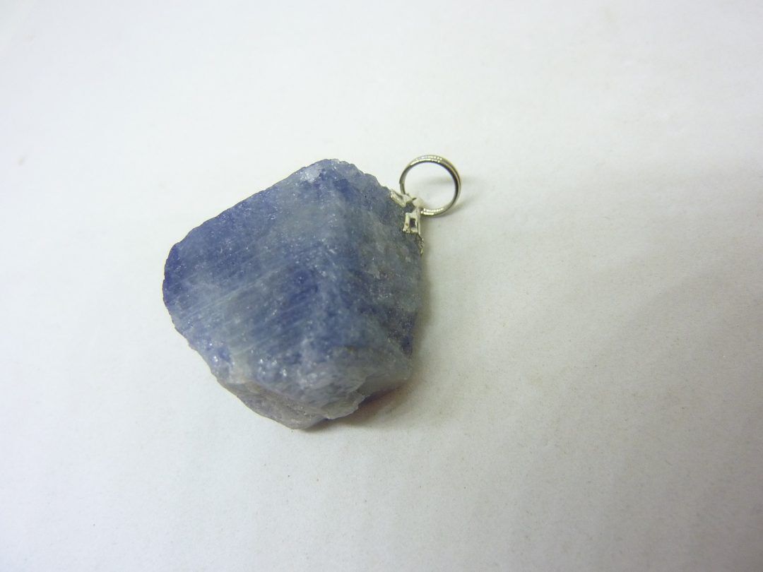 Pendentif Saphir brut 21,7 gr ref 3012