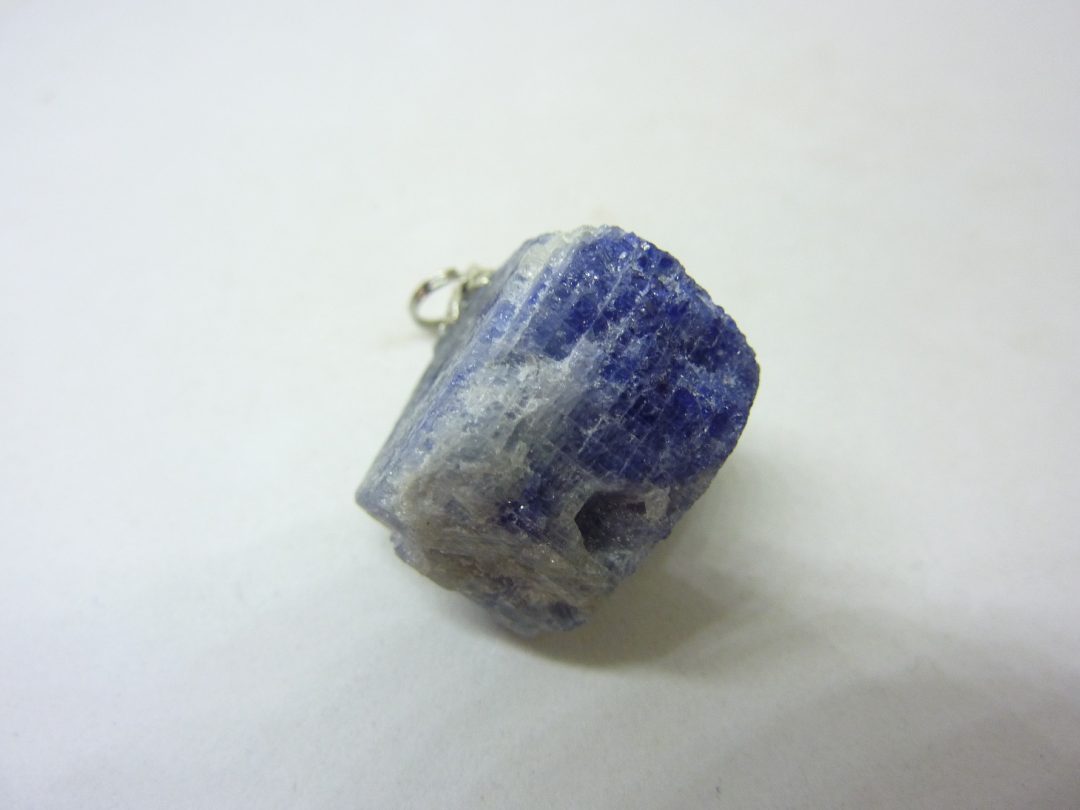 Pendentif Saphir brut 21,7 gr ref 3012