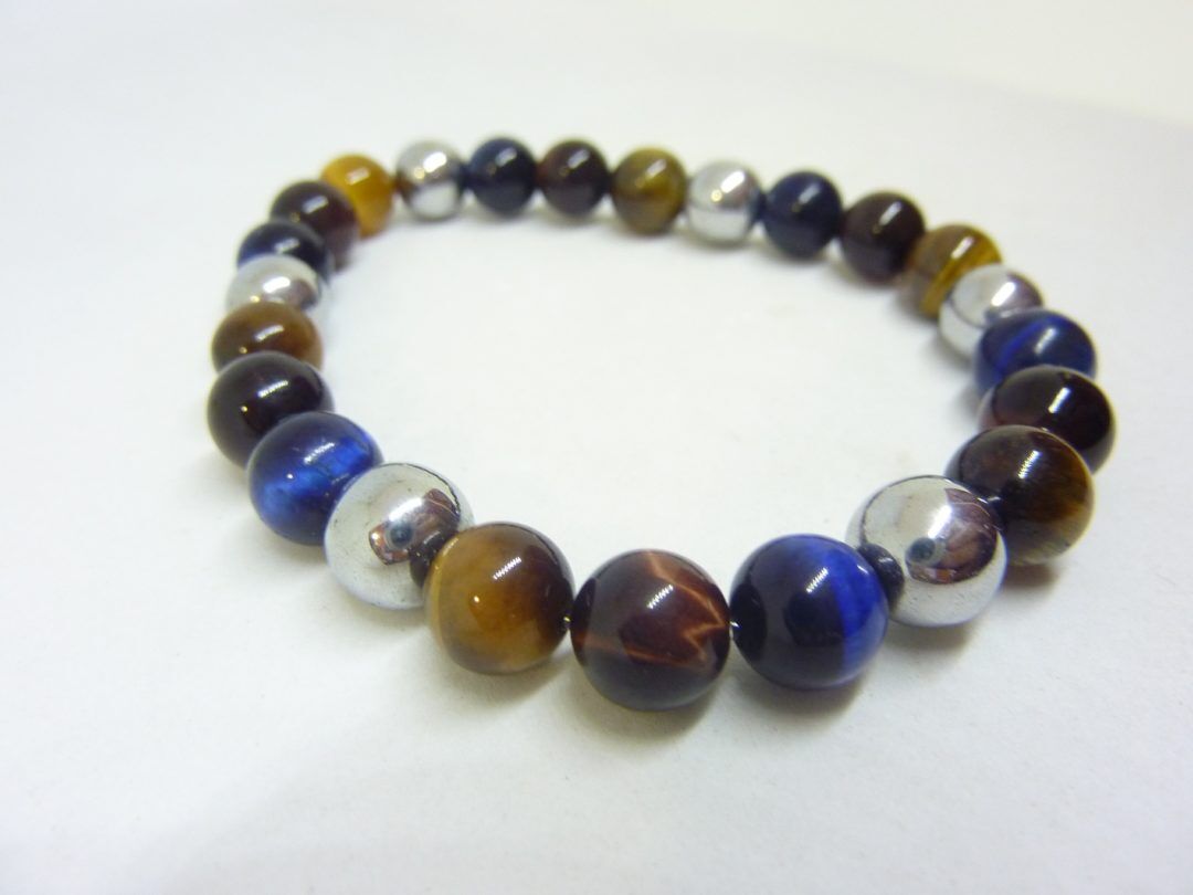 https://bijouxminerauxdegaia.com/magasin/bijoux-en-pierres-naturelles/bracelet-oeil-de-tigre-faucon-taureau-hematite-perles-6-mm/
