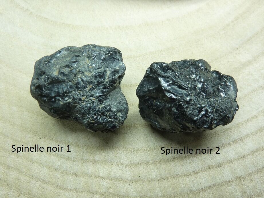 Spinelle noir lot de 2 galets énorme 55,5 gr ref 3303