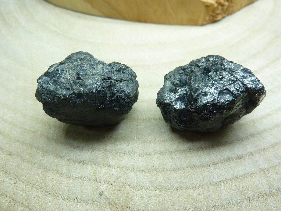 Spinelle noir lot de 2 galets énorme 55,5 gr ref 3303