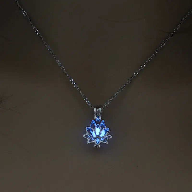 Collier pendentif fleur de Lotus phosphorescent bleue