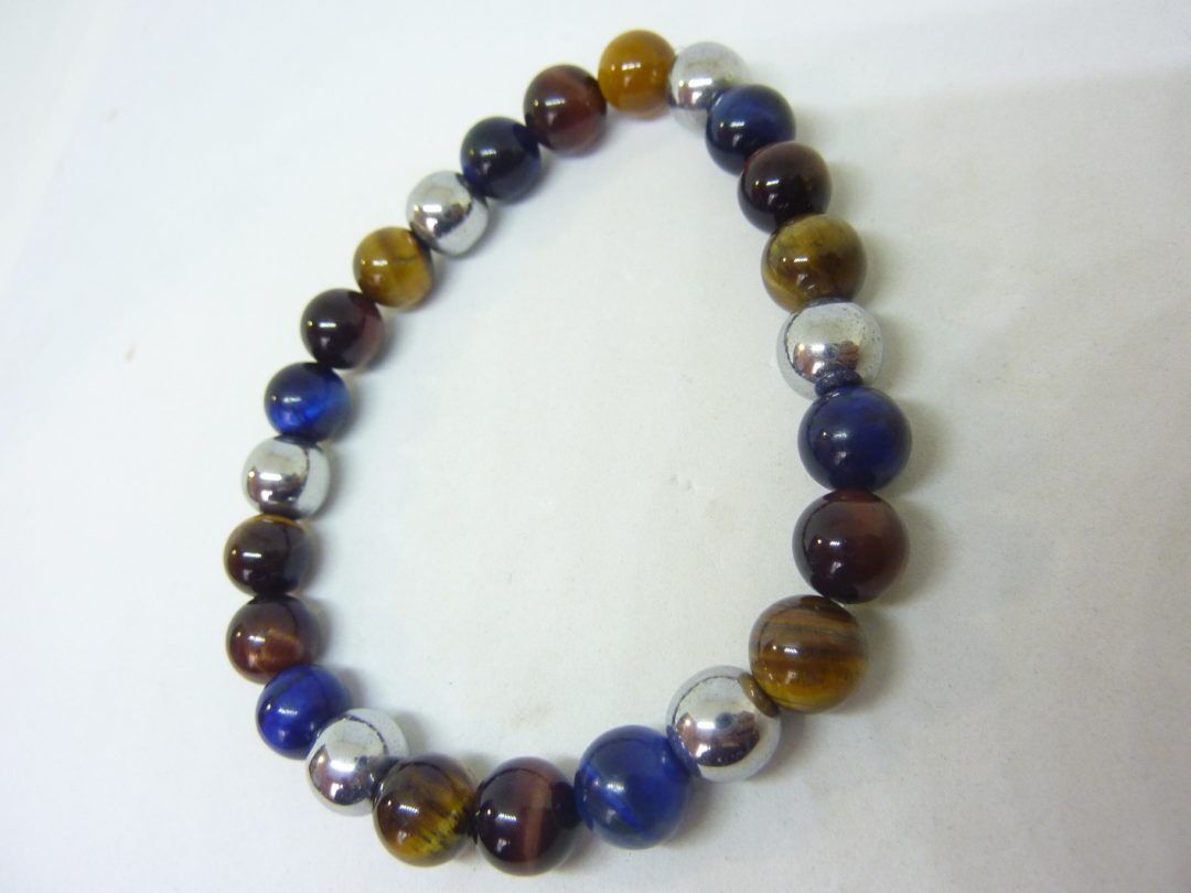 https://bijouxminerauxdegaia.com/magasin/bijoux-en-pierres-naturelles/bracelet-oeil-de-tigre-faucon-taureau-hematite-perles-6-mm/