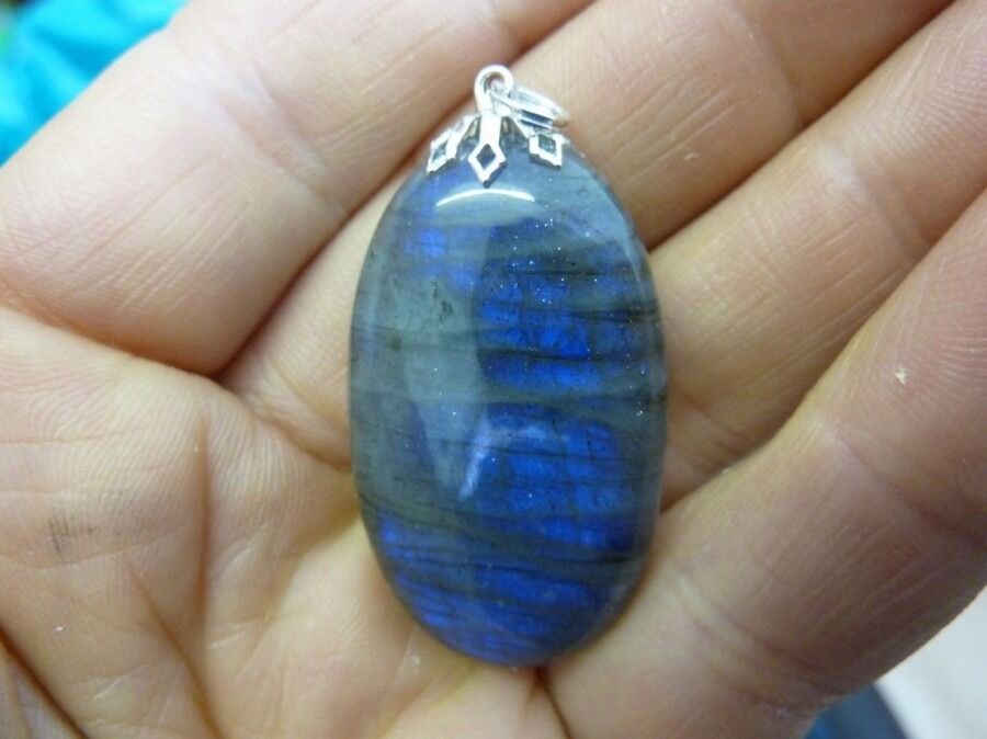 PENDENTIF PROTECTION EN LABRADORITE 62cts REF 9876