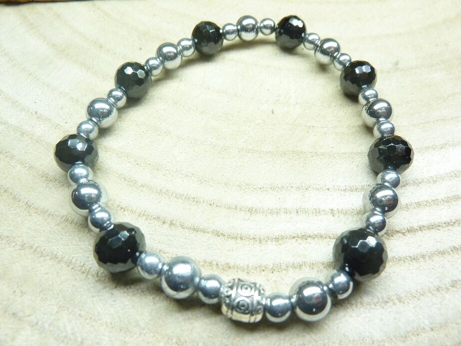 BRACELET PROTECTION: SPINELLE NOIRE FACETTES 8 MM QUALITEE AA