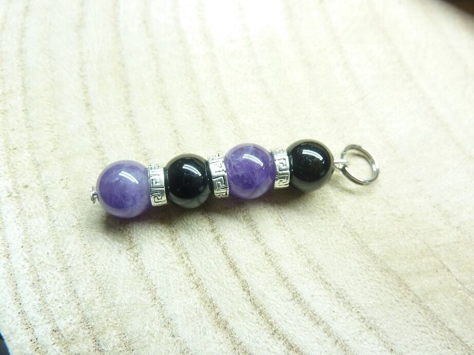 Pendentif calme et protection: amethyste,spinelle noir perles 8 mm