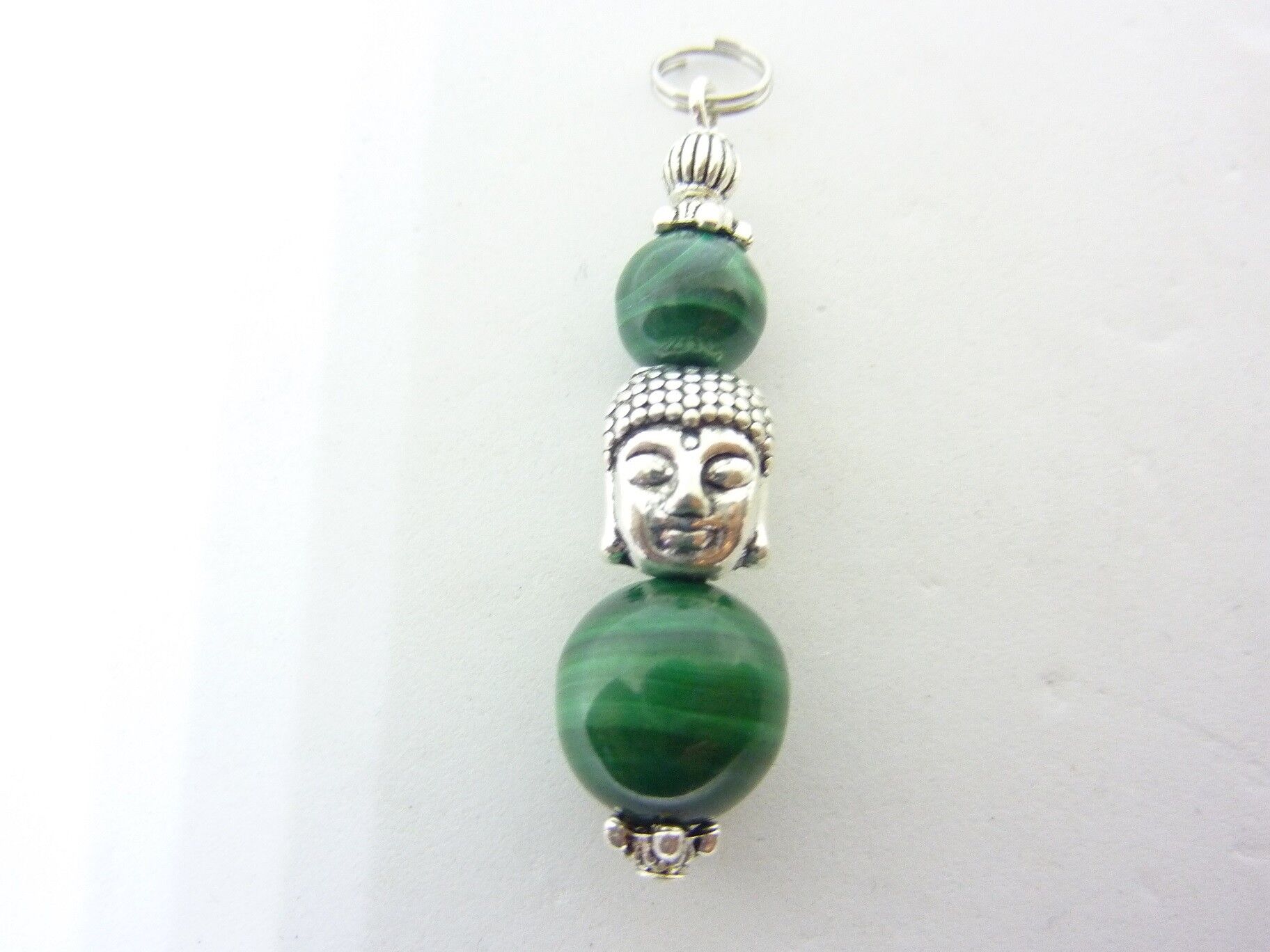 Pendentif Bouddha malachite perles 12-8 mm longueur 4 cm